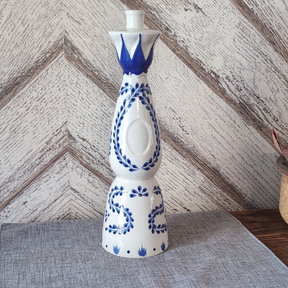 Clase azul Delft-Style Floral Ceramic Vase